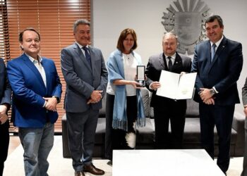 A embaixadora Pavla Havrlíková (ao centro) com a medalha entregue  à Evandro Trachta