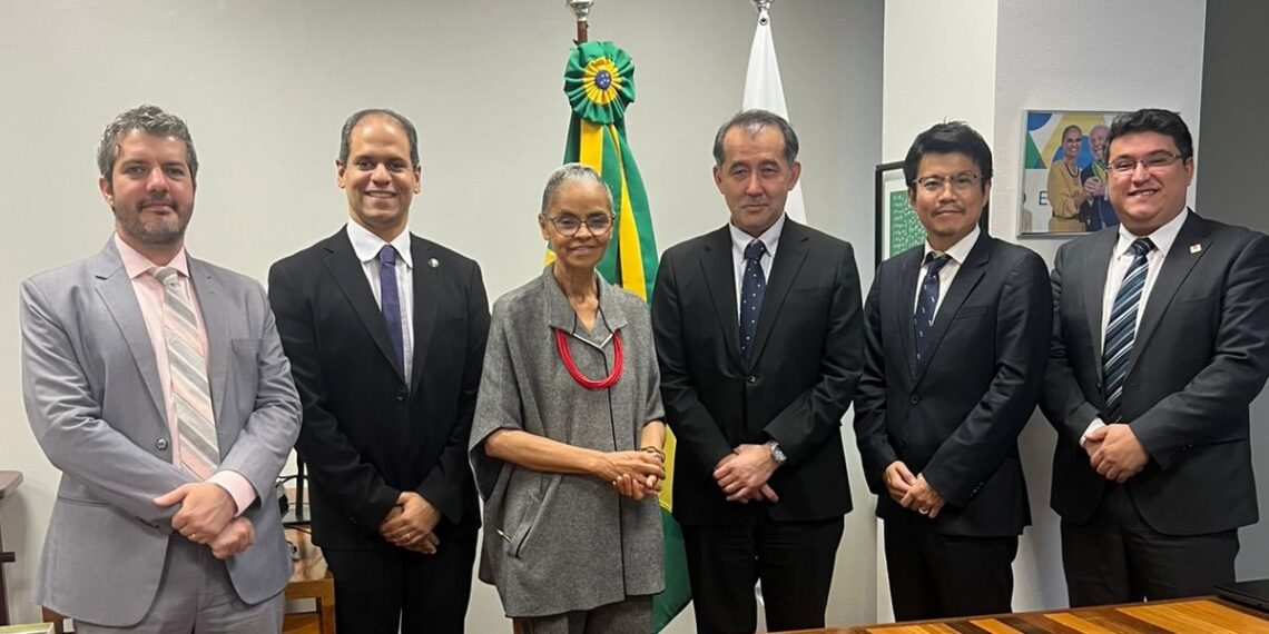 Embaixador Nogushi Yasushi com a ministra Marina Silva e equipe