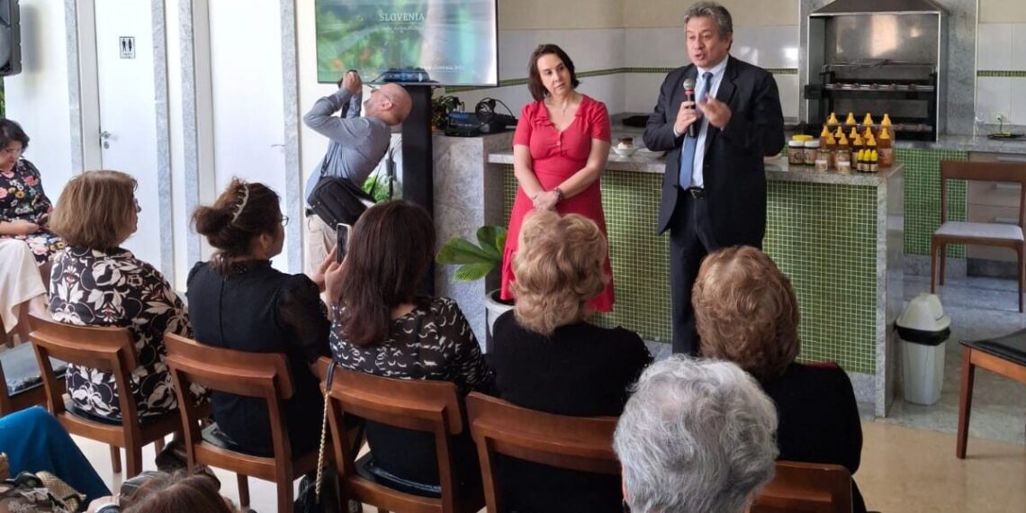 A embaixadora Mateja Kracun e  Jorge Afonso Meza Robayo, Representante da Organização das Nações Unidas para a Alimentação e Agricultura (FAO) no Brasil