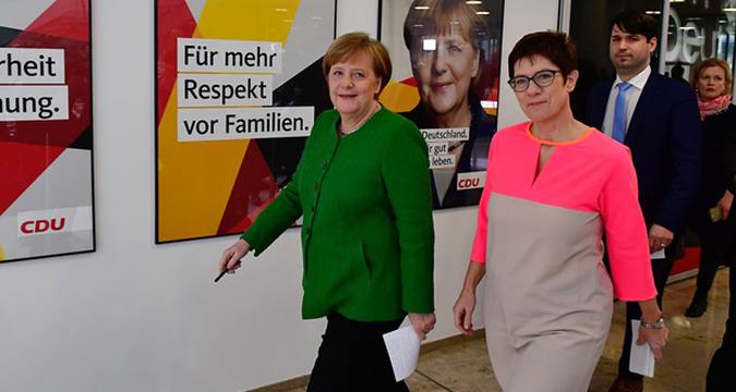 Conhecida como a Merkel de Sarre, a alemã é apontada como a favorita da chanceler para sua sucessão