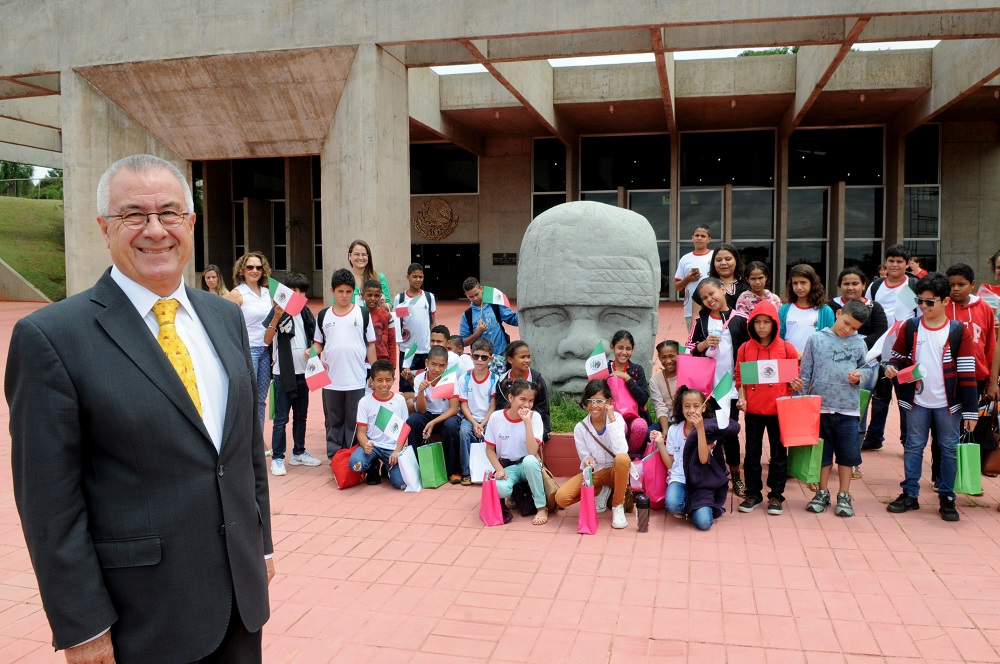 Embaixada do México, Setor de Embaixadas Sul, Plano Piloto, Brasília, DF, Brasil 8/3/2018 Foto: Tony Winston/Agência Brasília.

Com o início do ano letivo, o Embaixadas de Portas Abertas retoma as atividades. A primeira edição de 2018 contou com a visita de 26 estudantes do Centro de Ensino Fundamental 9, de Sobradinho II à representação do México no Brasil, nesta quinta-feira (8).

O  embaixador do México no Brasil, Salvador Arriola, agradeceu à visita e confirmou a ida à escola em 27 de março.