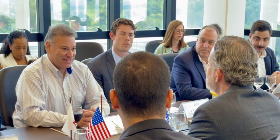 Encarregado de negócios americano,, Gabriel Escobar (de branco) chefiou a visita missão em Minas Gerais