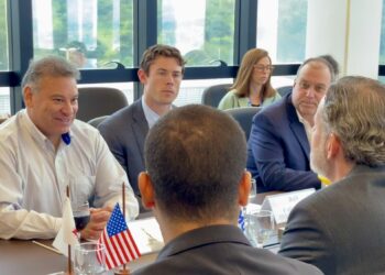 Encarregado de negócios americano,, Gabriel Escobar (de branco) chefiou a visita missão em Minas Gerais