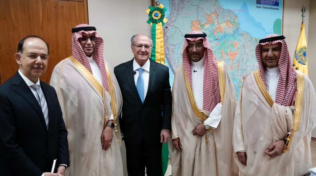 Alckmin (centro) recebeu delegação saudita, liderada por Alkhorayef, (2º da dir. para a esq.)