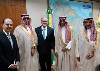 Alckmin (centro) recebeu delegação saudita, liderada por Alkhorayef, (2º da dir. para a esq.)