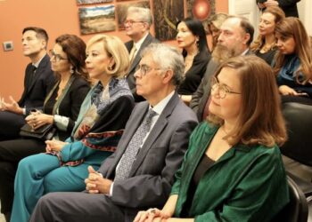 Embaixador Tarcísio Costa (2º da dir. para a esq.) entre convidadas na inauguração