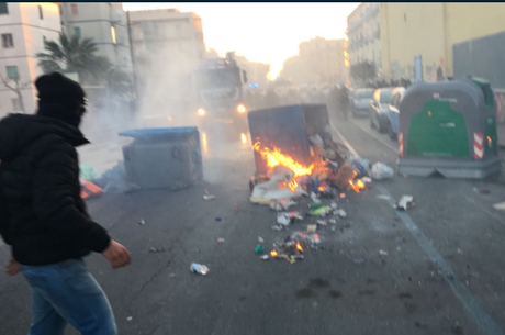 Policiais e manifestantes trocaram agressões com bombas molotov, pedras e gases de efeito moral
Reprodução/Twitter