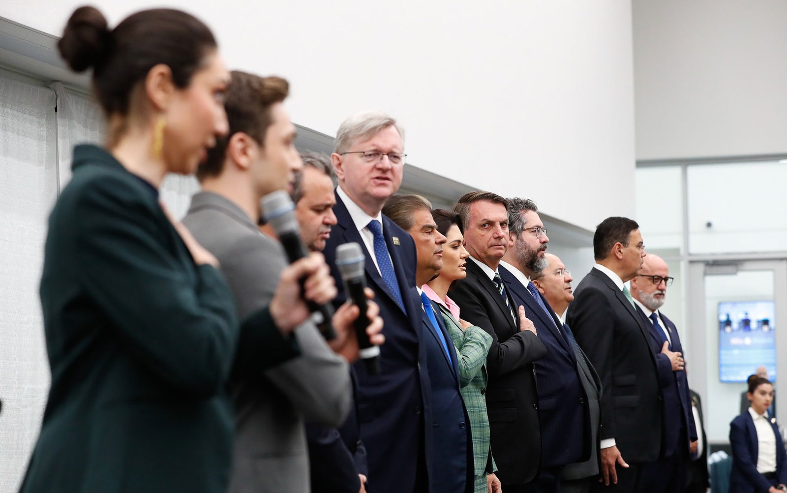 Nestor Forster (ao centro, de óculos e gravata azul), acompanha o presidente Jair Bolsonaro durante evento em Miami, no dia 9 de março — Foto: Alan Santos/Presidência da República