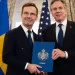 Em Washington, Blinken (E) recebe documentos do premiê sueco - (crédito: AFP)