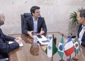 O vice-prefeito Eduardo Pimentel, acompanhado do assessor de Relações Internacionais,Rodolpho Zannin Feijó, recebe em seu gabinete o Consul da França em São Paulo, Yves Teyssier d’Orfeuil. Curitiba, 28/06/2024. Foto: Ricardo Marajó/SMCS