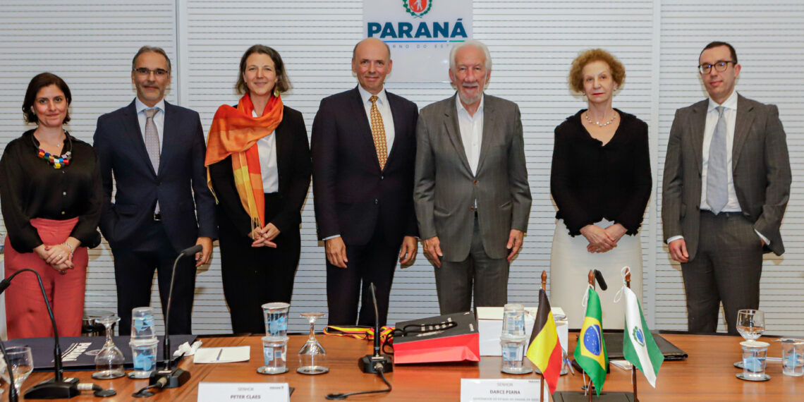 Curitiba, 03 de outubro de 2024 - O governador em exercício, Darci Piana, receve a visita do embaixador do Reino da Bélgica no Brasil, Peter Claes.