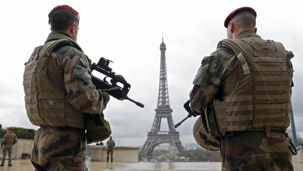 Militares franceses patrulham a torre Eiffel, em Paris.
REUTERS/Philippe Wojazer