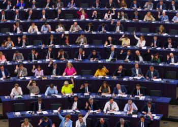 Membros do Parlamento da UE votam durante sessão plenária do Parlamento Europeu em Estrasburgo, França 13/06/2023 REUTERS/Yves Herman

© Thomson Reuters