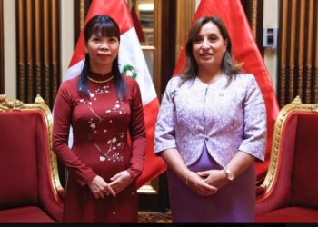Embaixadora do Vietnã no Brasil e no Peru, Pham Thi Kim Hoa e a presidente Dina Boluarte