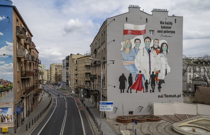 A mural paying tribute to the sacrifice of doctors, nurses and paramedics fighting with epidemic of the new coronavirus COVID-19, is seen in Warsaw Poland, on April 2, 2020. (Photo by Wojtek RADWANSKI / AFP)