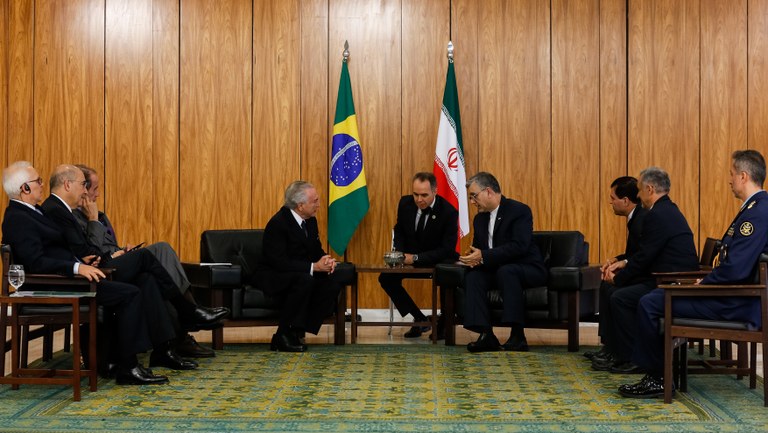 Presidente Temer conversa com o embaixador do Irã, Seyed Ali Saghaeyan