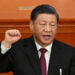 O presidente Xi Jinping ergue o punho e coloca a mão na Constituição da China no Grande Salão do Povo em Pequim Fotografia: Mark R Cristino/EPA