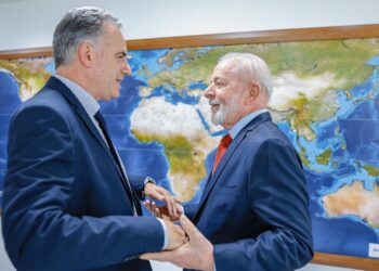 Yamandú Orsi e Lula em encontro no Palácio do Planalto: otimismo com parcerias regionais. Foto: Ricardo Stuckert / PR