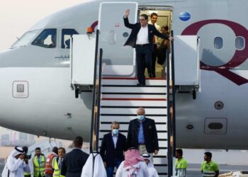 Siamak Namazi (C, atrás), Emad Sharqui (E, abaixo) e Morad Tahbaz (D) desembarcam no Aeroporto Internacional de Doha: diplomacia põe fim a drama - (crédito: Karim Jaafar/AFP)