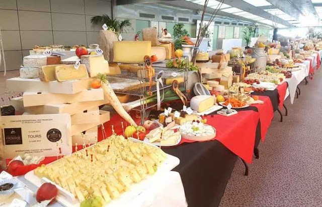 Produtores mineiros de queijo saíram vencedores do concurso Mondial du Fromage, em Tours, na França, com um superouro, sete medalhas de prata e três de bronze.  Os queijos foram julgados pela aparência exterior e interior, reação na boca, odor, sabor e textura. (foto: Facebook.com/MondialFromage/Reprodução)