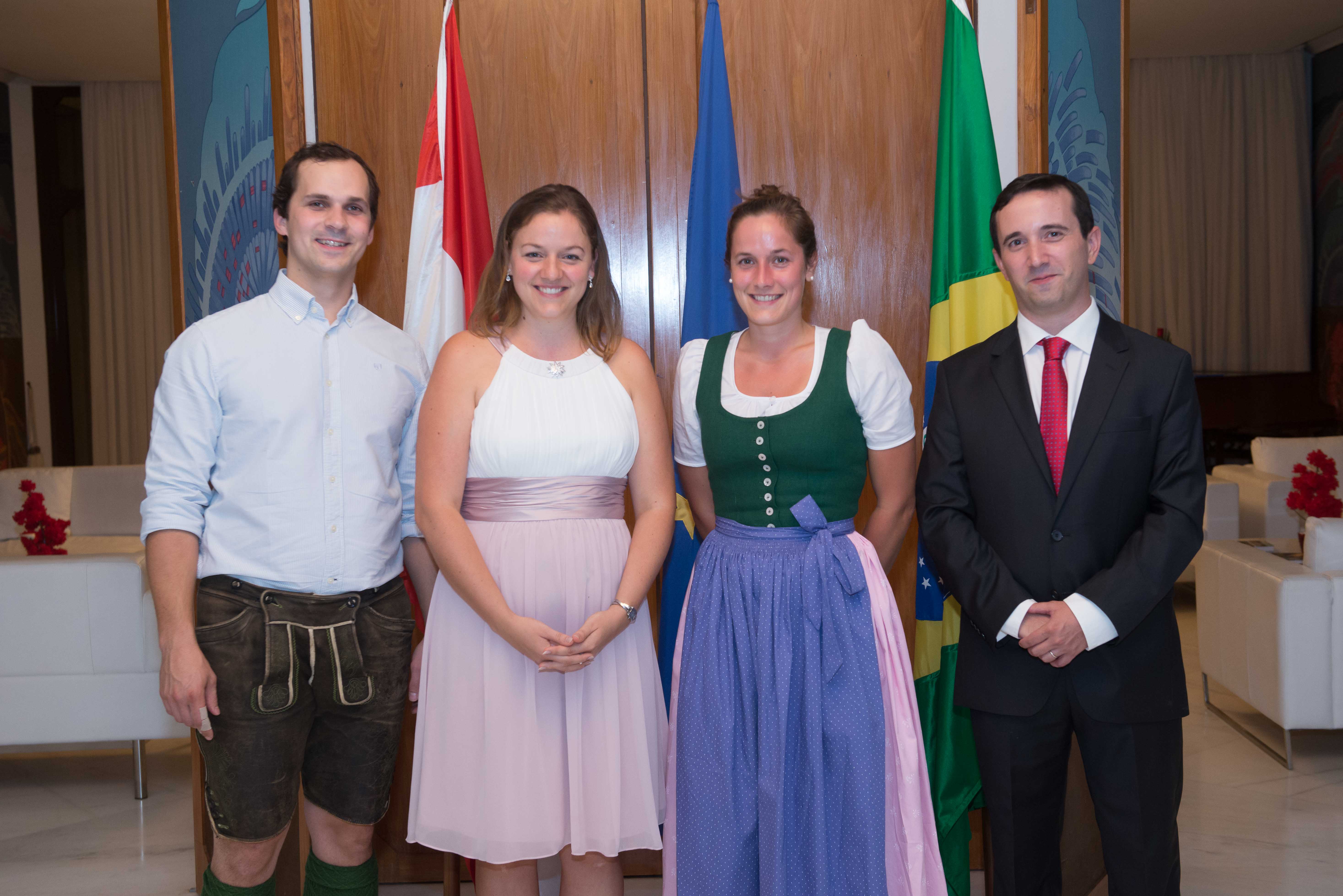 A ministra conselheira e encarregada de negócios da Áustria no Brasil, Isabella Tomás (segunda à esquerda) com servidores da embaixada da Áustria