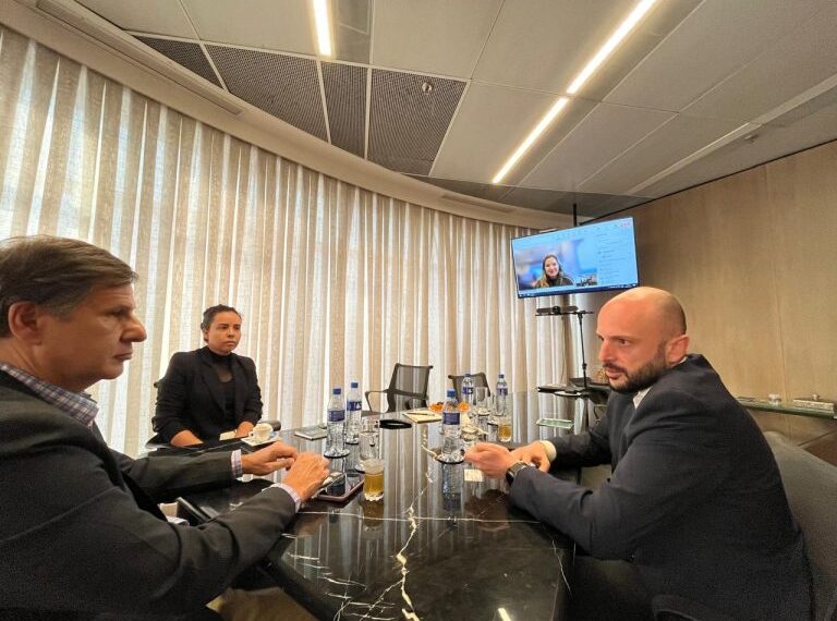 Mourad (à esq.), Baltazar, Lorea e Pellegrini (no vídeo): Rio Grande do Sul coloca em práticas iniciativas para atrair investimentos