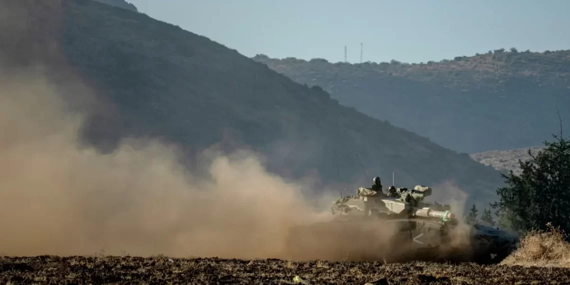 Tanques e veículos blindados israelenses se reúnem na fronteira entre Israel e o Líbano em 30 de setembro de 2024 (Erik Marmor/Getty Images)