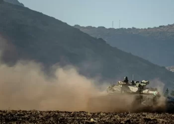 Tanques e veículos blindados israelenses se reúnem na fronteira entre Israel e o Líbano em 30 de setembro de 2024 (Erik Marmor/Getty Images)