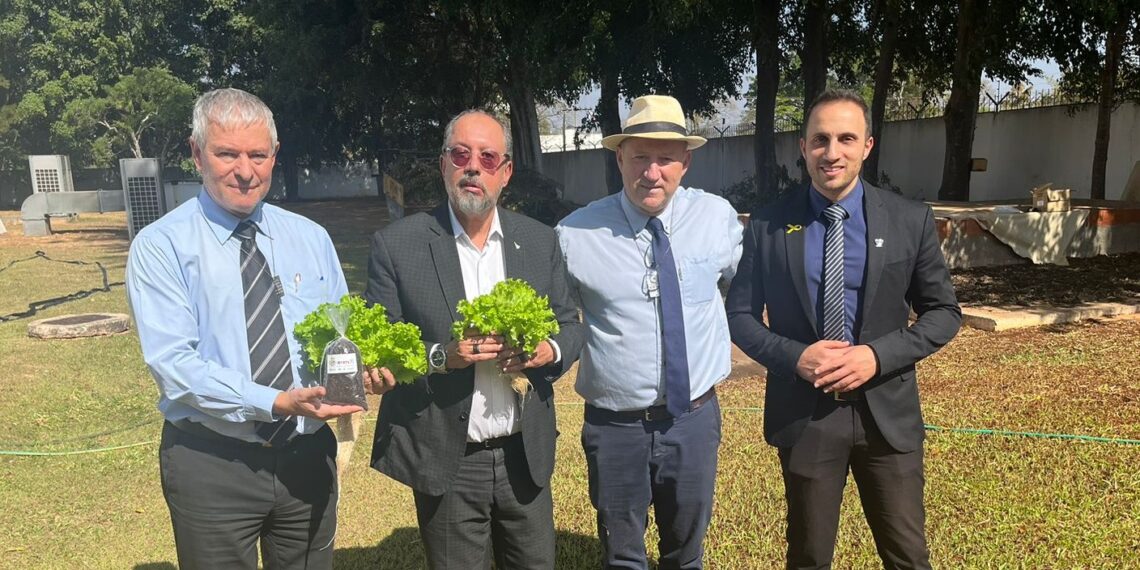 Ao lado do embaixador de Israel, Daniel Zohar Zonshine, o secretário Gutemberg Gomes (segundo a partir da esquerda): “Essas tecnologias têm grande potencial de aplicação no Distrito Federal, especialmente em regiões áridas ou com escassez hídrica” | Foto: Divulgação/ Sema-DF