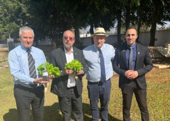 Ao lado do embaixador de Israel, Daniel Zohar Zonshine, o secretário Gutemberg Gomes (segundo a partir da esquerda): “Essas tecnologias têm grande potencial de aplicação no Distrito Federal, especialmente em regiões áridas ou com escassez hídrica” | Foto: Divulgação/ Sema-DF