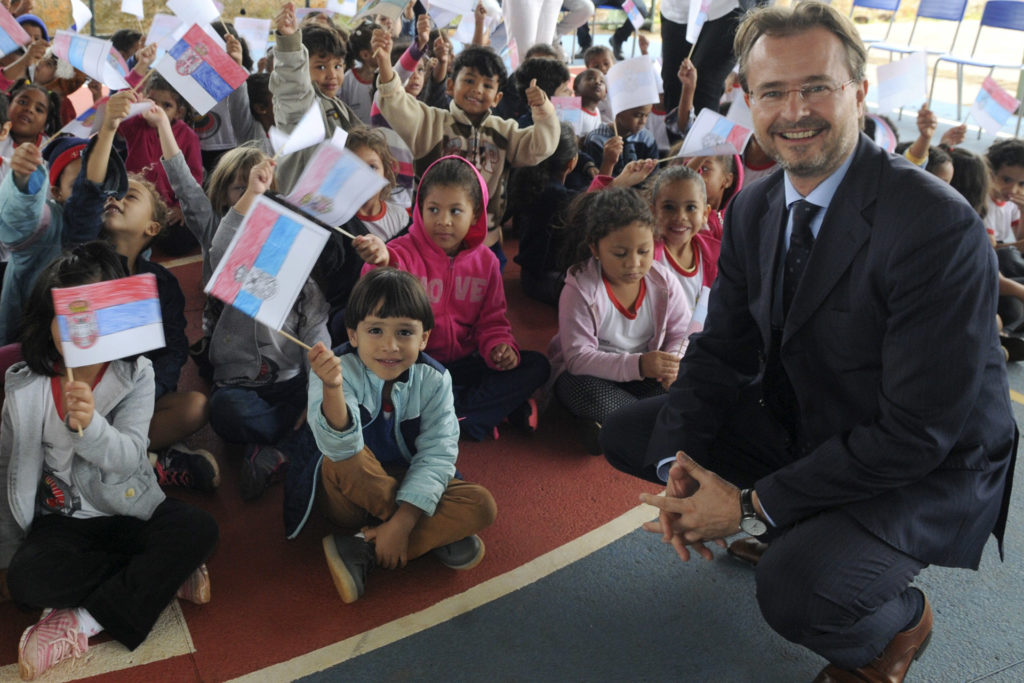 Centro Educacional Vargem Bonita, Park Way, Brasília, DF, Brasil 17/4/2018 Foto: Tony Winston/Agência Brasília.

Com apresentações típicas brasileiras, estudantes do Centro Educacional Vargem Bonita, no Park Way, recepcionaram integrantes da Embaixada da Sérvia nesta terça-feira (17). A visita ocorreu 12 dias depois de alunos conhecerem um pouco da cultura e das origens do país europeu.