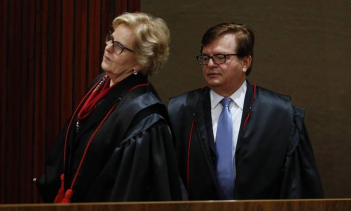 Os ministros Herman Benjamin e Rosa Weber antes do início do julgamento da chapa Dilma-Temer no TSE - Ailton Freitas / O Globo