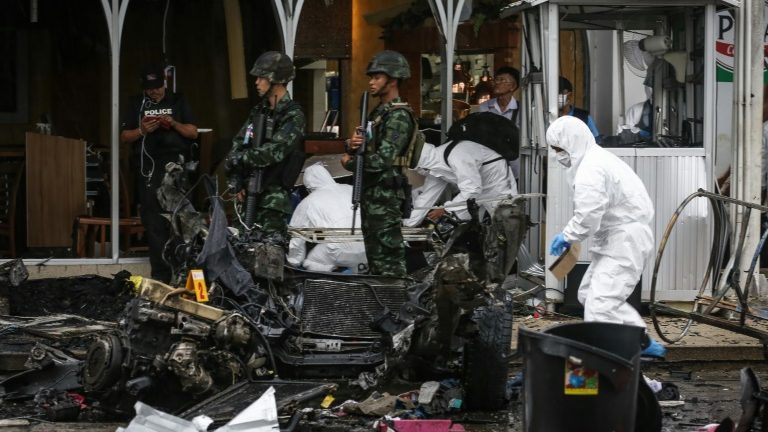 Soldados tailandeses fazem a guarda enquanto inspecionam o local após um carro-bomba deixar pelo menos 50 feridos em frente a um supermercado em Pattani, em 9 de maio de 2017 - AFP