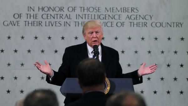 Donald Trump durante uma visita à sede da CIA, em 21 de janeiro de 2017/REUTERS/Carlos Barria