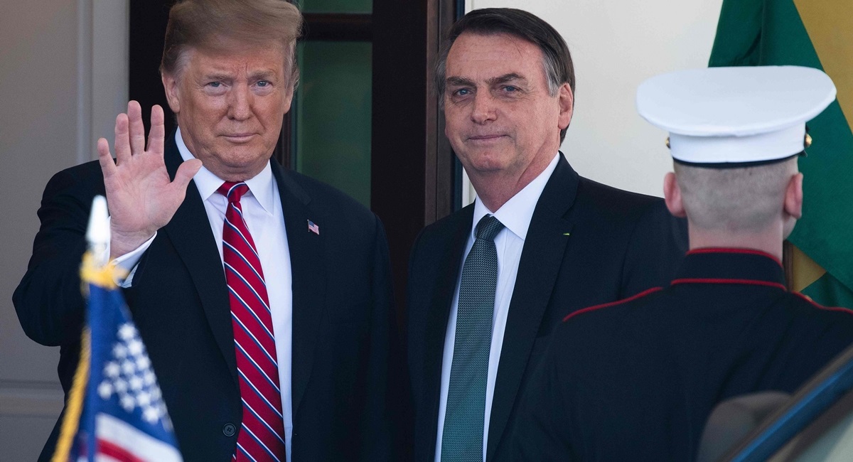 (FILES) In this file photo taken on March 19, 2019 US President Donald Trump (L) waves as he welcomes Brazilian President Jair Bolsonaro to the White House in Washington, DC. Jair Bolsonaro made the "ideological" alignment of the Brazilian diplomacy public when he came to power and tried to get close to countries which incarnated the ultraconservative wave which was expanding across the world. Two years later, the wave reverted in many countries and Donald Trump's defeat threatens to leave Brazil isolated from the international scene.  / AFP / Jim WATSON