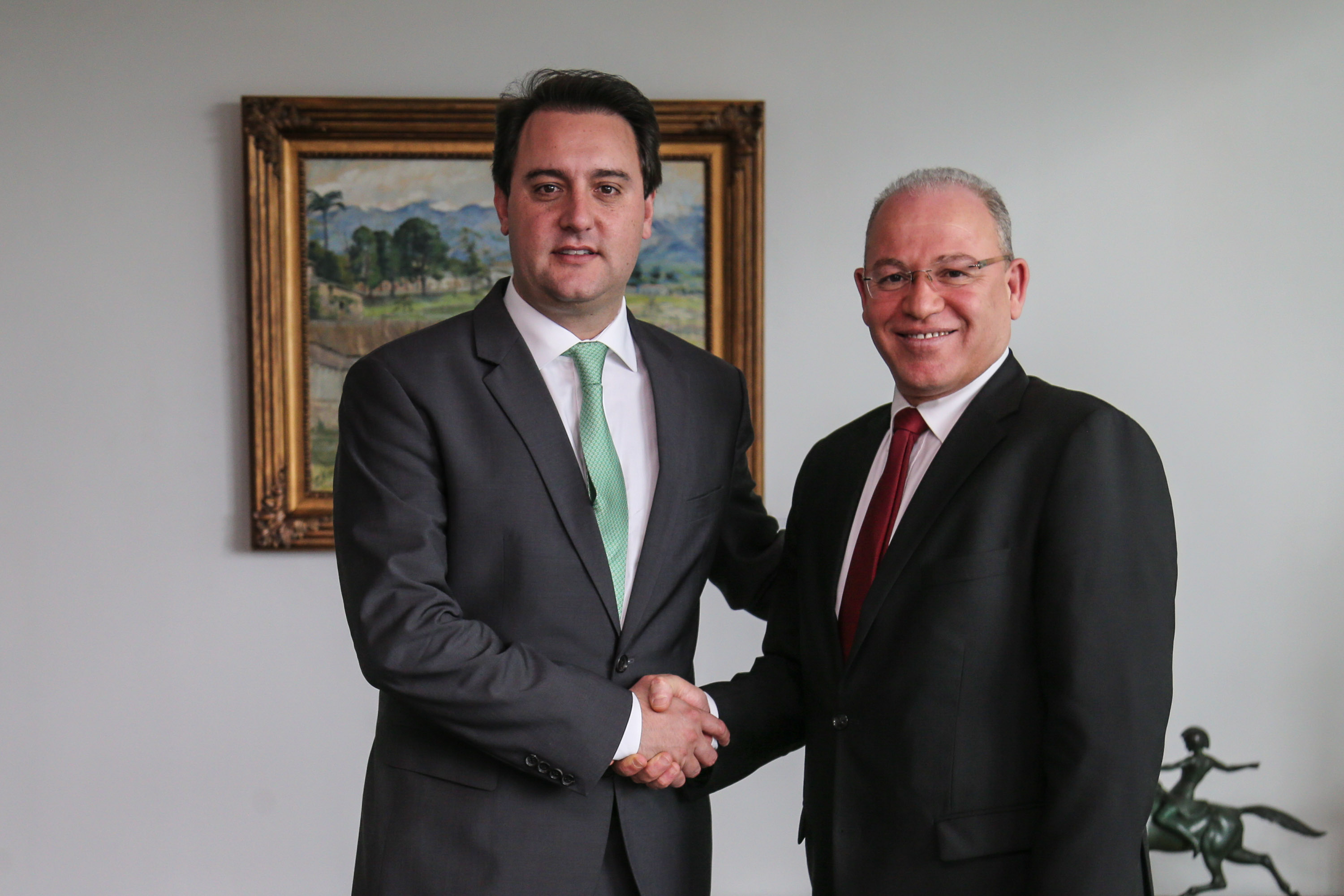 O governador Carlos Massa Ratinho Junior recebe o  Embaixador da República da Tunísia no Brasil  Mohamed Hedi Soltani e o primeiro Secretário Amine Sayeb, nesta quinta-feira (21) no Palácio Iguaçu.    Curitiba, 21/02/2019 -  Foto: Geraldo Bubniak/ANPr