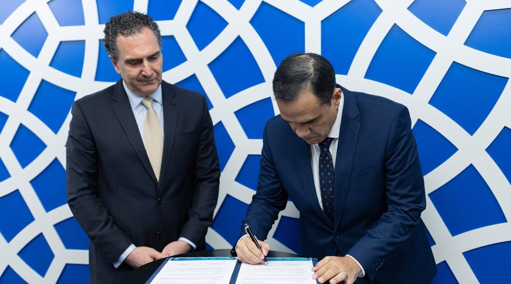 Dib (esq.) e Feliciano (dir.) firmaram acordo por Câmara Árabe e Ministério do Turismo