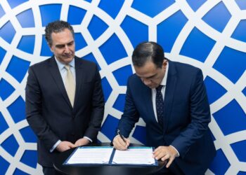 Dib (esq.) e Feliciano (dir.) firmaram acordo por Câmara Árabe e Ministério do Turismo