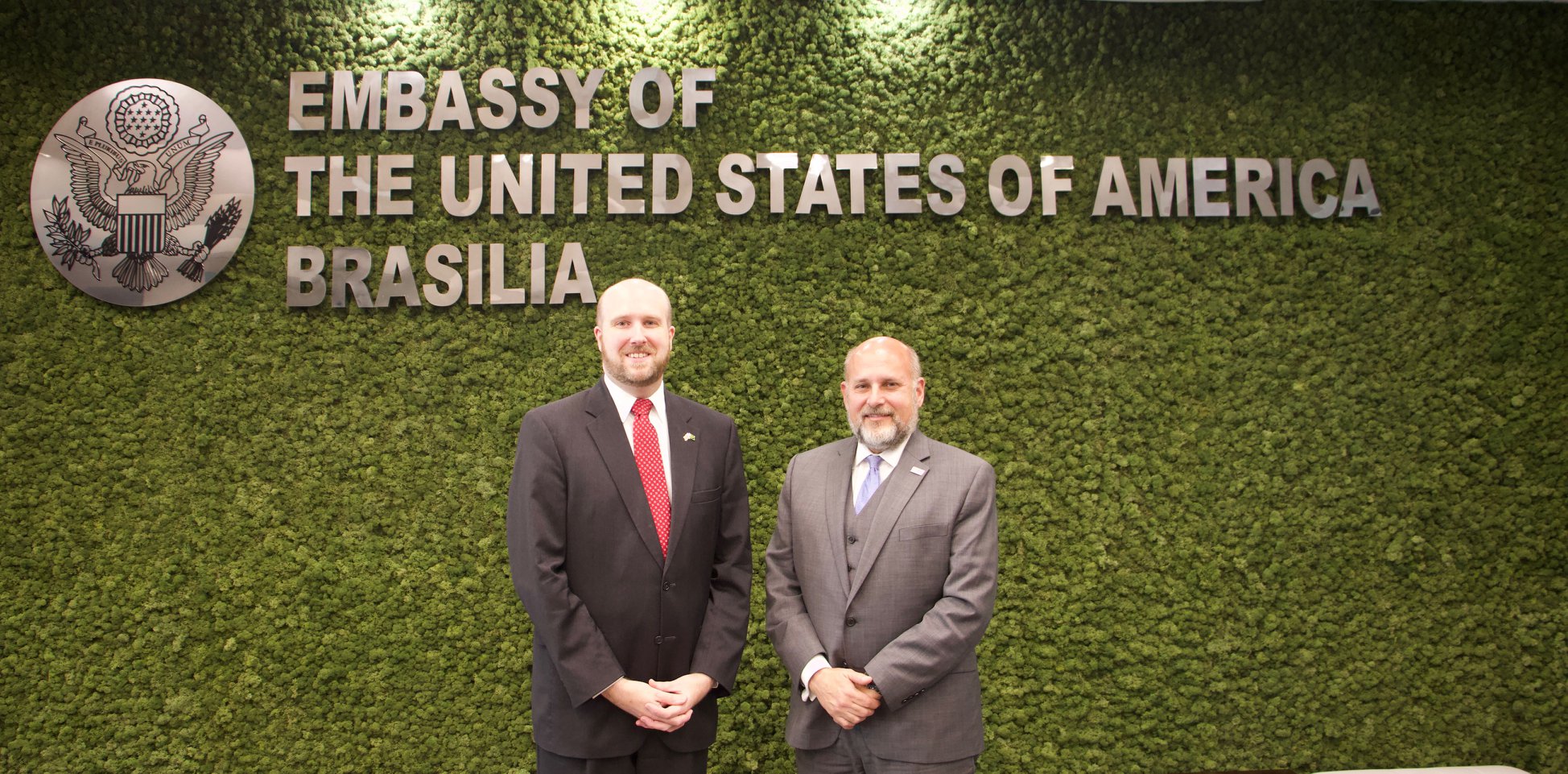 William Popp, encarrego de Negócios da Missão Diplomática dos EUA e  John Barsa, administrador adjunto para América Latina e Caribe da USAID,