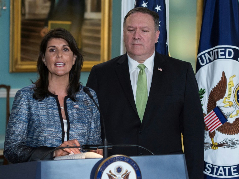 O secretário de Estado americano, Mike Pompeo, e a embaixadora dos Estados Unidos na ONU, Nikki Haley, anunciam, a retirada do país do Conselho de Direitos Humanos da ONU em Washington, em 19 de junho de 2018 - AFP