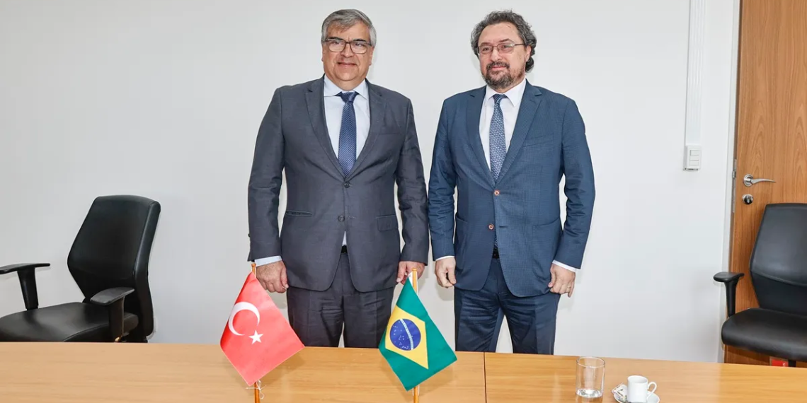 O cônsul-geral da Turquia, Özgür Uludüz, assumiu o posto em setembro e, entre suas primeiras reuniões, esteve na USP para propor novas parcerias acadêmicas – Foto: Marcos Santos/USP Imagens