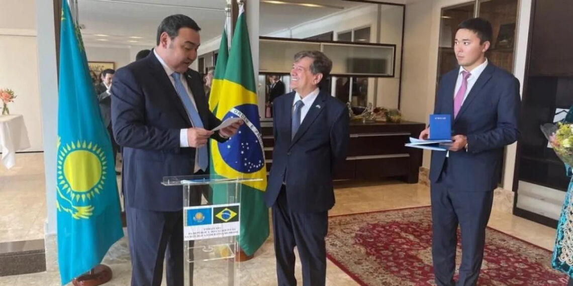 A Embaixada da República do Cazaquistão na República Federativa do Brasil parabenizou o político do Brasil, Presidente Honorário da União Planetária do Brasil, Presidente do Fórum de Amizade Cazaquistão-Brasil, o ex-Senador Ulisses Riedel de Resende pela alta condecoração da República do Cazaquistão. Crédito da foto: dknews.kz