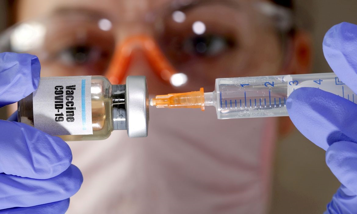 Mulher segura frasco rotulado como de vacina para Covid-19 em foto de ilustração
10/04/2020 REUTERS/Dado Ruvic