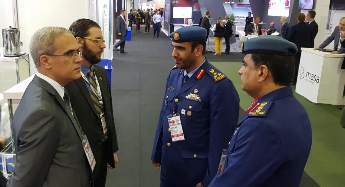 Representantes da Abimde (esq.) conversam com militares dos Emirados Árabes na LaadDivulgação