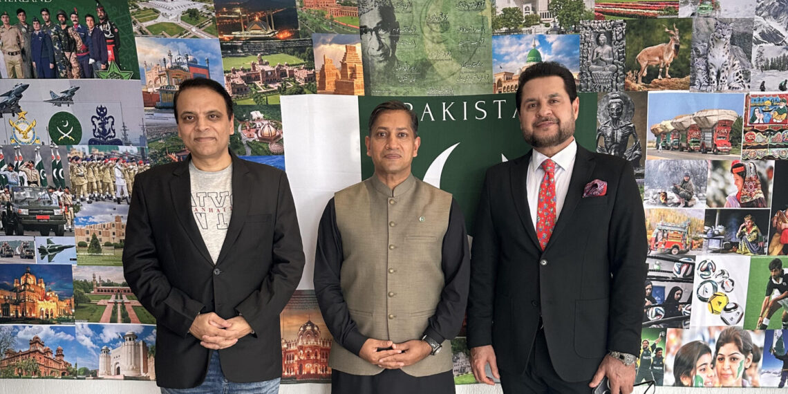 o ministro- conselheiro Irfan Ullah, o Brigadeiro-General Tariq Naeem Athar, Adido de Defesa e o embaixador Murad Ashraf Janjua