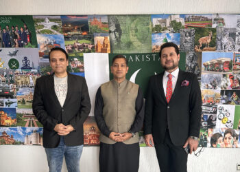 o ministro- conselheiro Irfan Ullah, o Brigadeiro-General Tariq Naeem Athar, Adido de Defesa e o embaixador Murad Ashraf Janjua