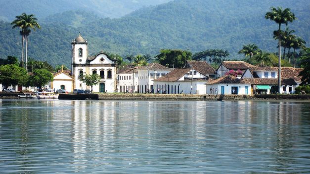 Apesar da crise, a cidade histórica de Paraty, no Sul Fluminense, mantém-se como importante destino turístico brasileiro, ao lado de outras cidades fluminenses como Búzios e Angra dos Reis