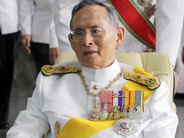 Monarca Bhumibol Adulyadej está internado em hospital de Bangcoc (Foto: Apichart Weerawong/AP)