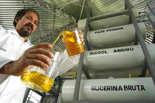Testes laboratoriais com Biodiesel produzido no Campus Ministro TheotÙnio Vilela em parceria com a Brasil Ecodiesel
Terezina - Piaui