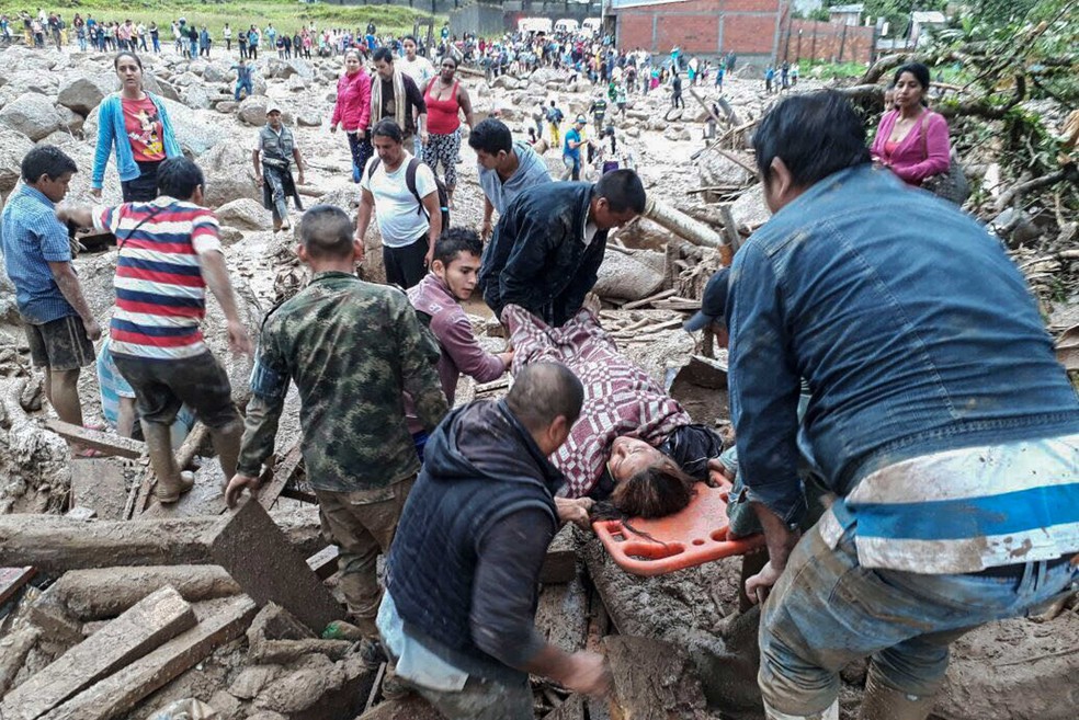 Forças armadas da Colômbia divulga imagens do trabalho das equipes de emergência em Mocoa, no departamento de Putumayo, neste sábado (1º) (Foto: Ejercito de Colombia / AFP )